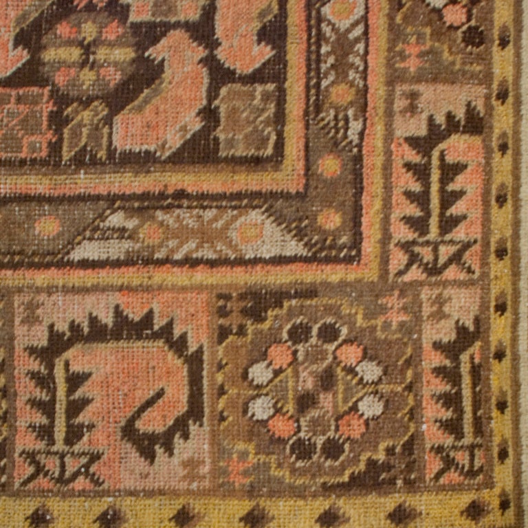 Ein zentralasiatischer Khotan-Teppich aus dem 19. Jahrhundert mit drei zentralen achteckigen Medaillons, umgeben von einem Feld mit stilisierten Krabbenmotiven und einer abwechselnden Blumen- und Krabbenbordüre.



Maße: 5'3