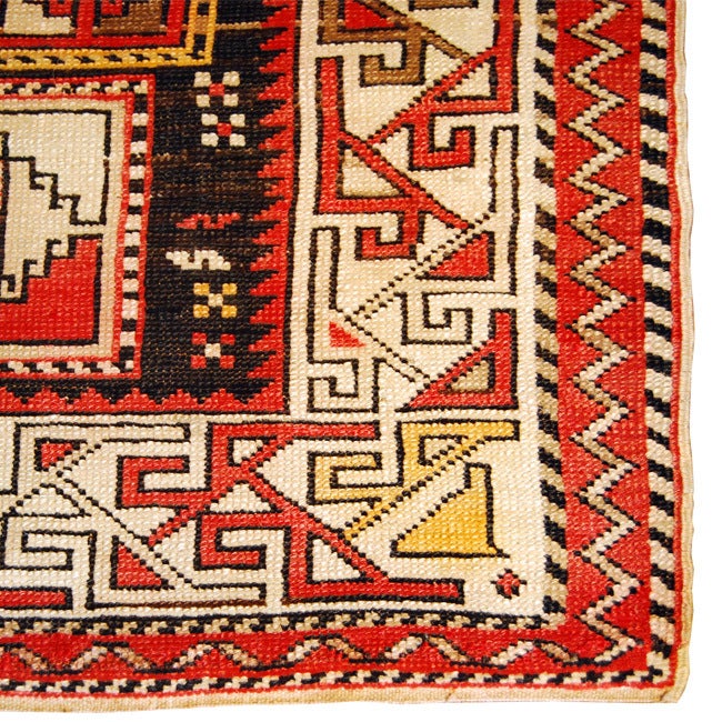Tappeto persiano azero del XIX secolo con tre medaglioni centrali a contrasto circondati da vari motivi quadrati con un bordo a contrasto in rosso, crema e oro. Misura: 5'4