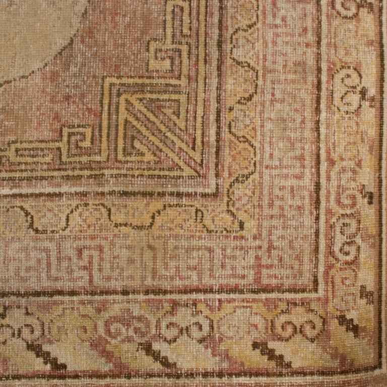 Tapis Samarghand d'Asie centrale du XVIIIe siècle avec trois grands médaillons centraux de couleur crème sur un fond rouge pâle, entourés de plusieurs bordures contrastantes.



Mesures : 4'10