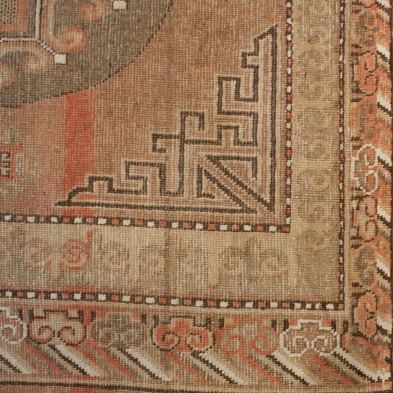 Tapis Samarghand d'Asie centrale du XIXe siècle, avec trois médaillons centraux sur un champ de couleur rouge sourde entouré d'une série de bordures contrastantes.



Mesures : 5' x 11'.





Mots clés : Tapis, tapis, textile, persan,