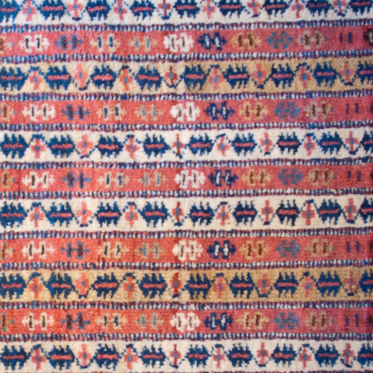 Ein persischer Ghashghaei-Teppich aus dem frühen 20. Jahrhundert mit einem ungewöhnlich gestreiften zentralen Feld, das von einer kontrastierenden Blumenbordüre umgeben ist.



Maße: 9'8