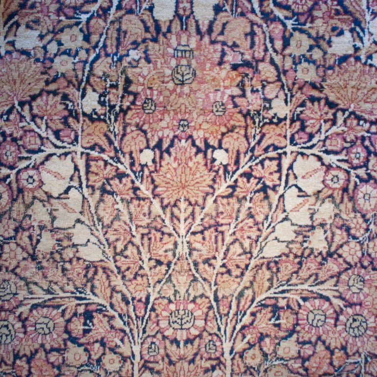Tappeto persiano Kirmanshah del XIX secolo con un bellissimo motivo ad albero della vita circondato da un bordo floreale a contrasto.

Misure: 4'4