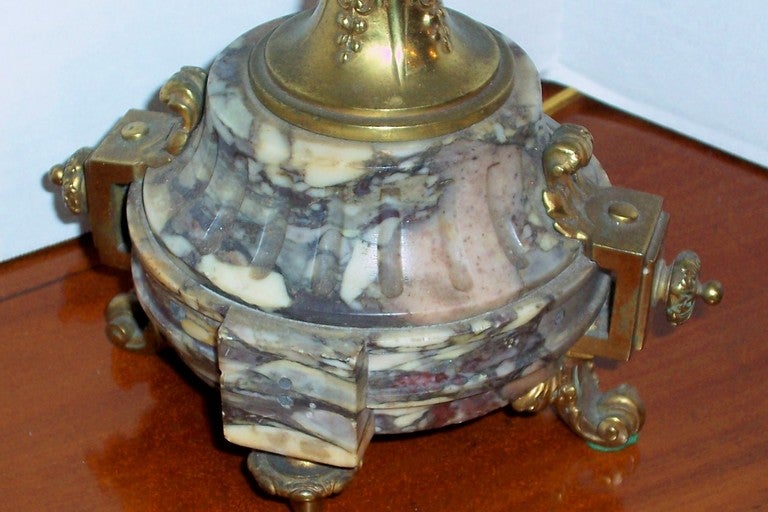 Français L'urne en marbre brèche violette montée et dorée forme désormais une lampe. en vente