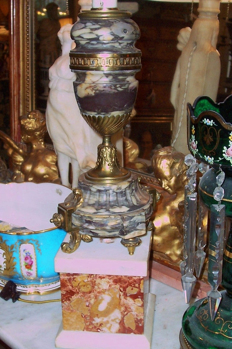 Louis XV L'urne en marbre brèche violette montée et dorée forme désormais une lampe. en vente