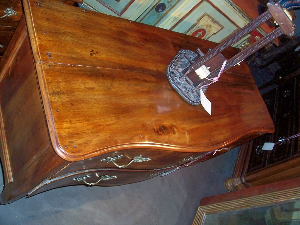 Italian or French Walnut and Fruitwood Serpentine Chest In Good Condition In Nashville, TN