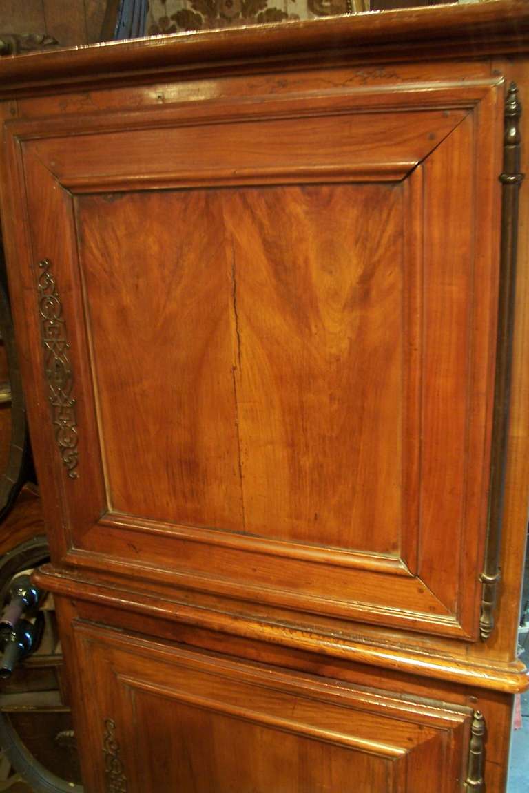 Pair of French Louis XV Provincial Walnut Petit Corner Cupboards or Cabinets (18. Jahrhundert)