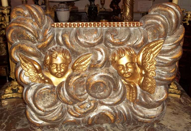 Grand panneau architectural en fragments de bois doré avec Putti ou chérubins dans les nuages
