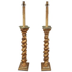 Paire de colonnes solomoniques en bois doré maintenant montées comme lampes