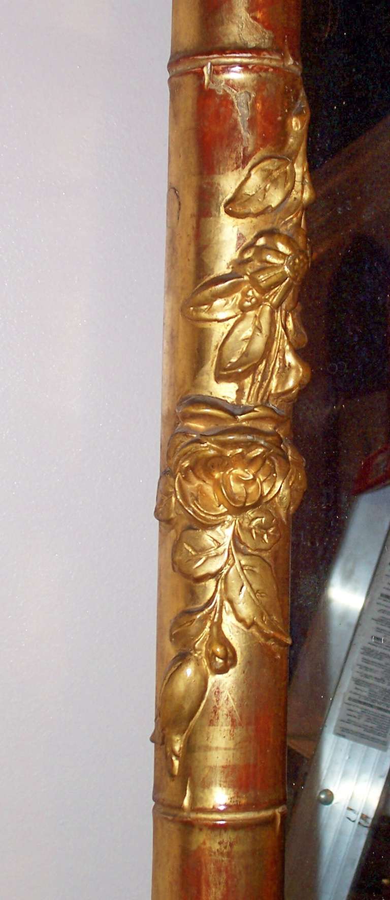 Spiegel aus vergoldetem Holz und Kunstbambus mit Putten- oder Puttenwappen mit Blumengirlanden 12