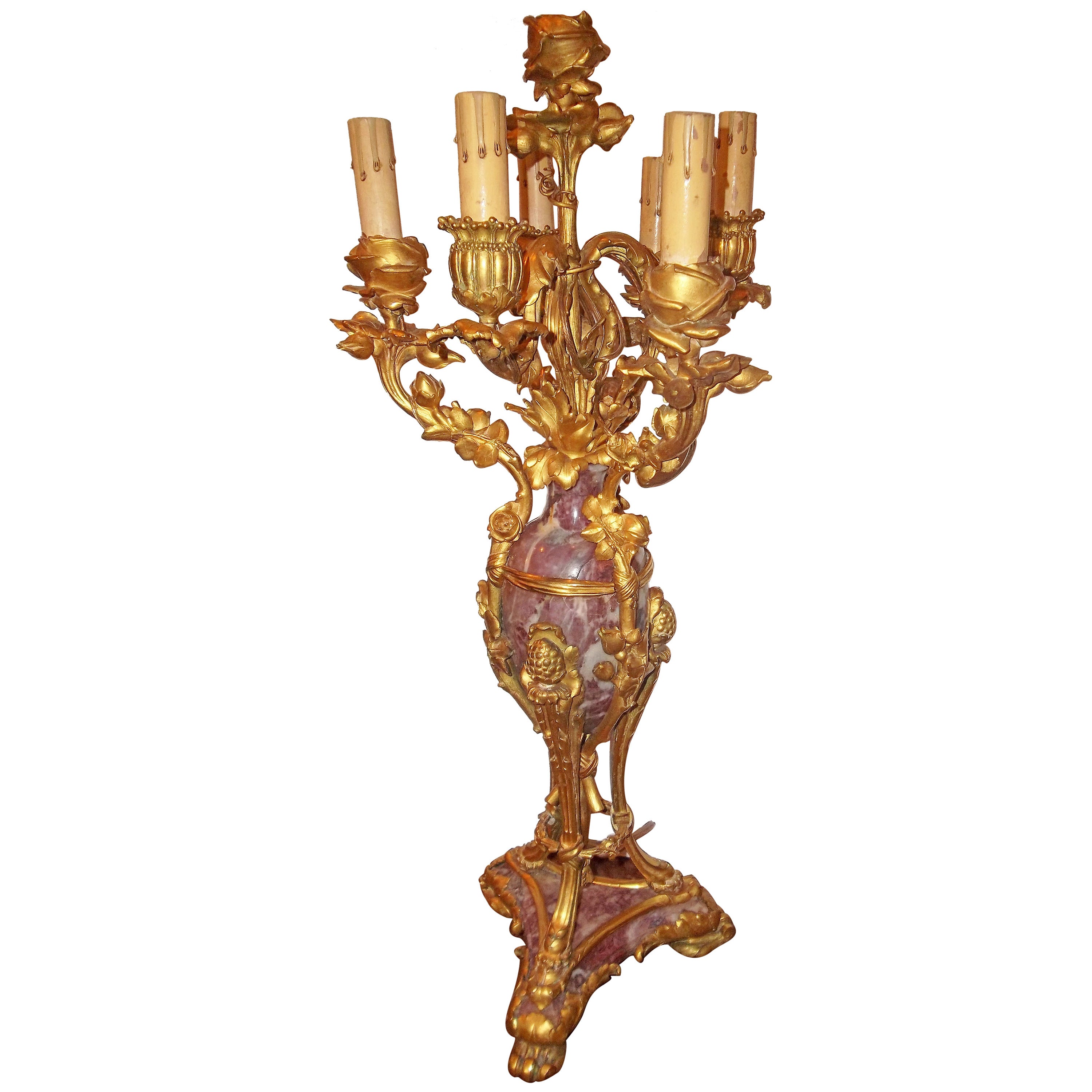 Candélabre en bronze doré lavande et rouge transformé en lampe