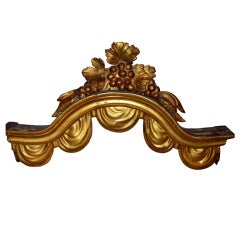 Pièce de couronne ou de fragment de baldaquin architectural en bois doré sculpté
