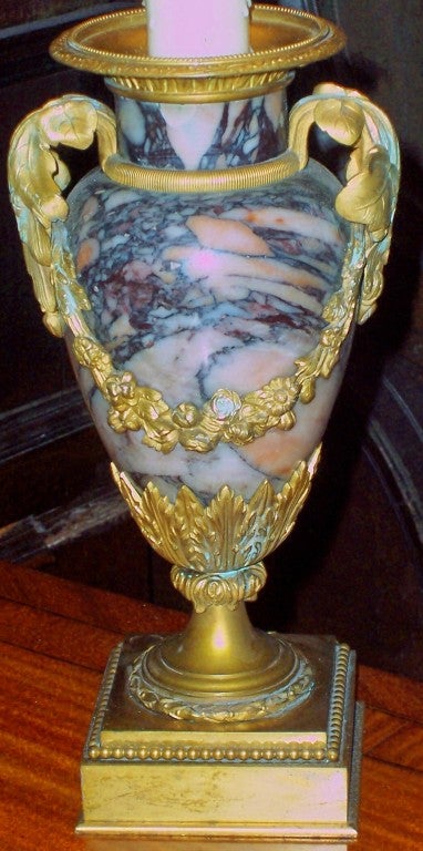 Urne néoclassique en marbre montée sur bronze doré, montée comme lampe