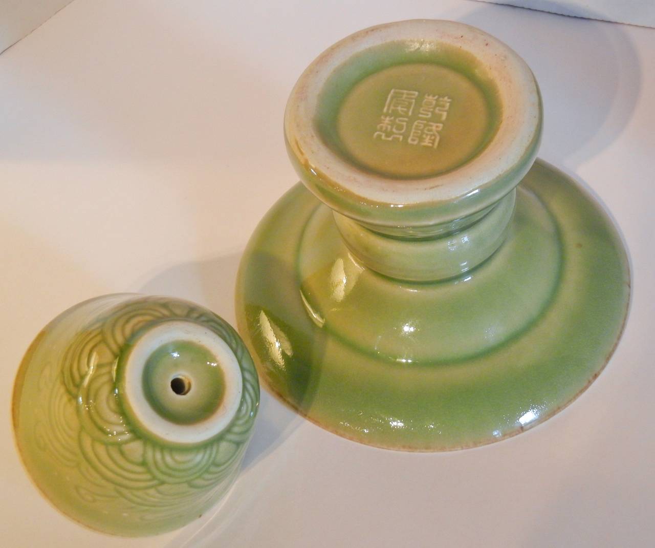 Celadon-Drachen-Trickbecher auf Stand, Qianlong-Kaiser (Chinesisch)