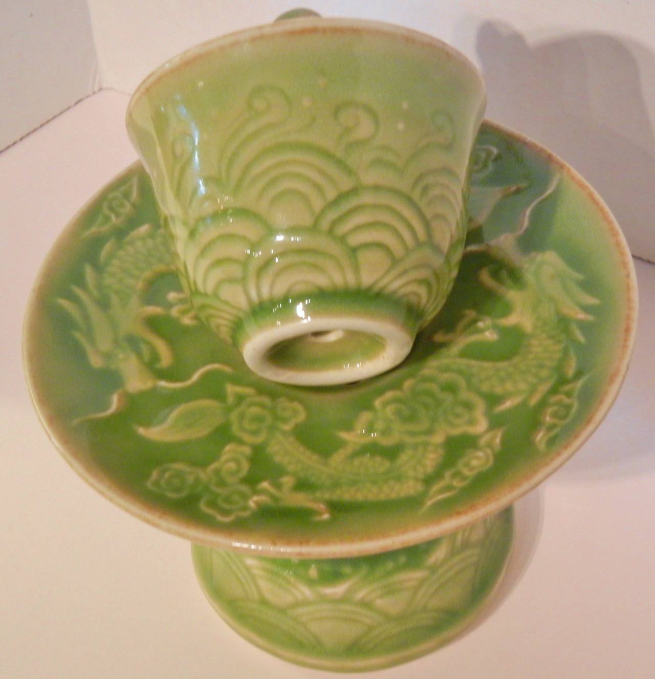 Celadon-Drachen-Trickbecher auf Stand, Qianlong-Kaiser im Zustand „Gut“ in Quechee, VT