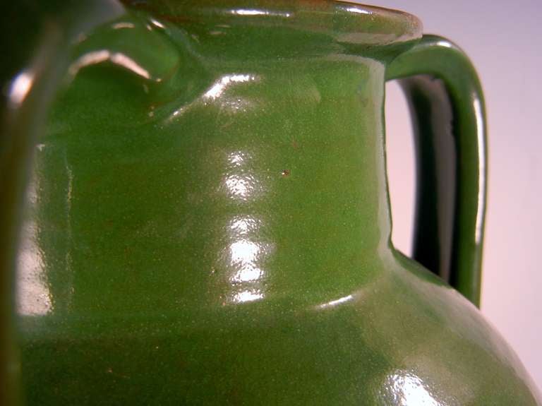 Early North Carolina Art Pottery Porch Vase in Green Glaze im Zustand „Gut“ in Quechee, VT