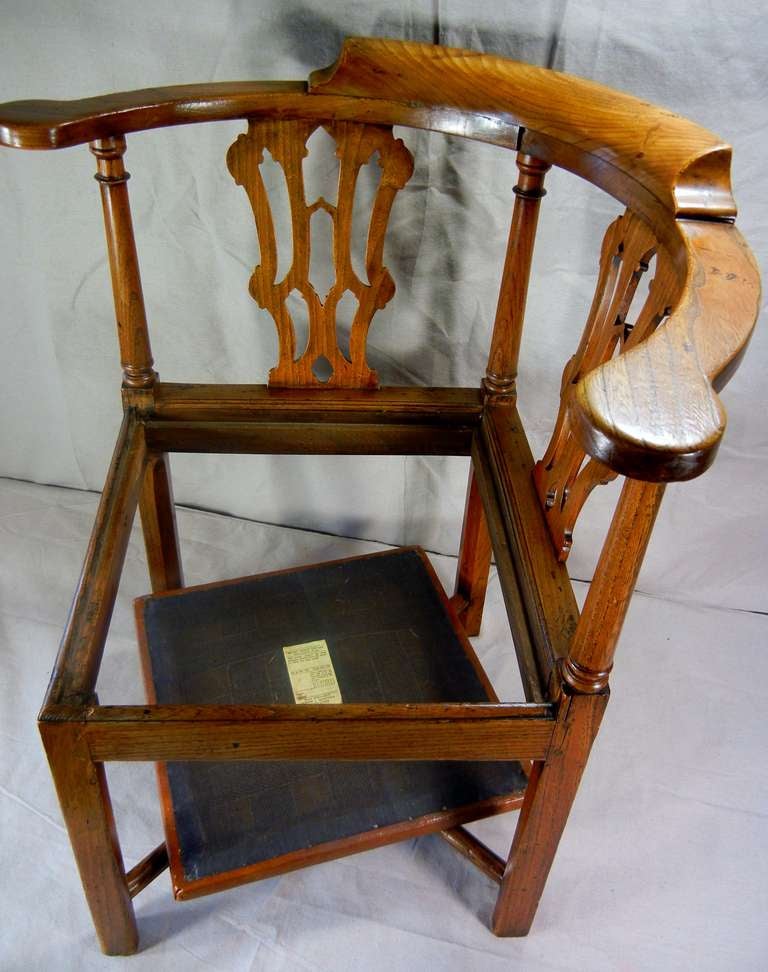 19th Century Georgian Chippendale Roundabout Corner Chair in Elmwood