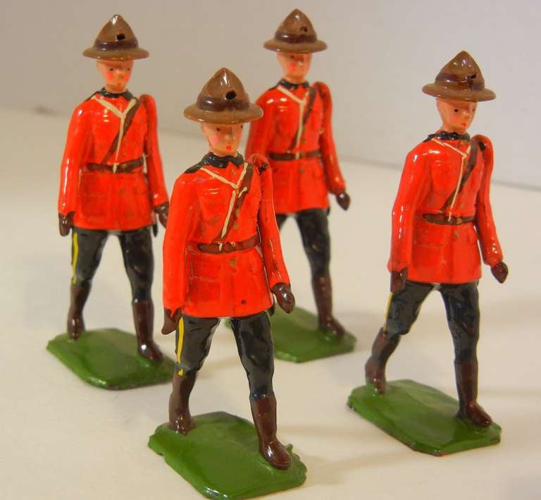 Royal Canadian Mounted Police, 5 Toy Figures by Britians Ltd. In Excellent Condition In Quechee, VT