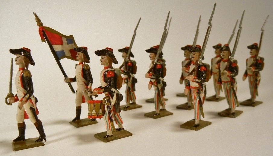 Hand-painted lead alloy toy soldiers by Mignot in the twelve-piece Set #22, 