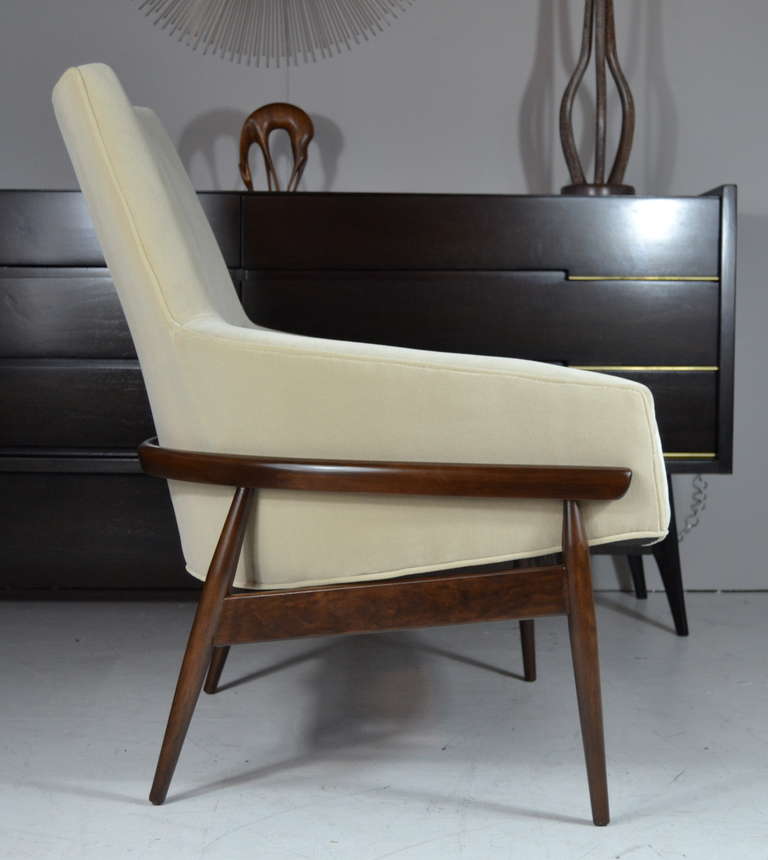 Mid-Century Modern Pair of Sculptural Highback Lounge Chairs by Milo Baughman
