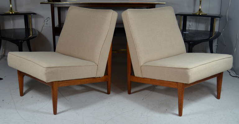 Floating Danish Modern Teak Lounge Chairs In Excellent Condition In Westport, CT