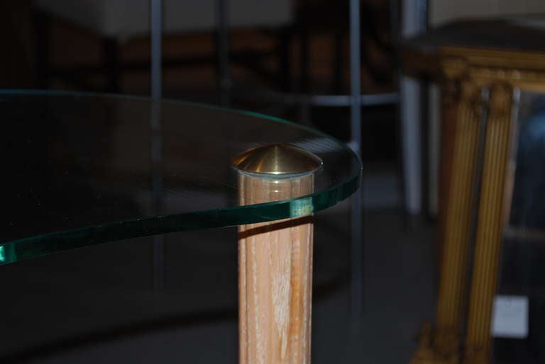 Table d'appoint asymétrique en céramique avec plateau en verre Excellent état - En vente à New York, NY