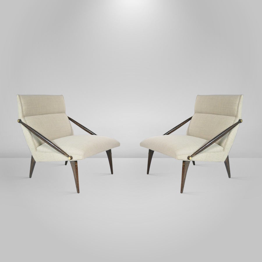 Iconic and rare pair of Italian lounge chairs with brass details attributed to Gio Ponti, possibly made by Cassina, circa 1955.

Newly reupholstered in Italian beige linen. Walnut fully restored and in mint condition.