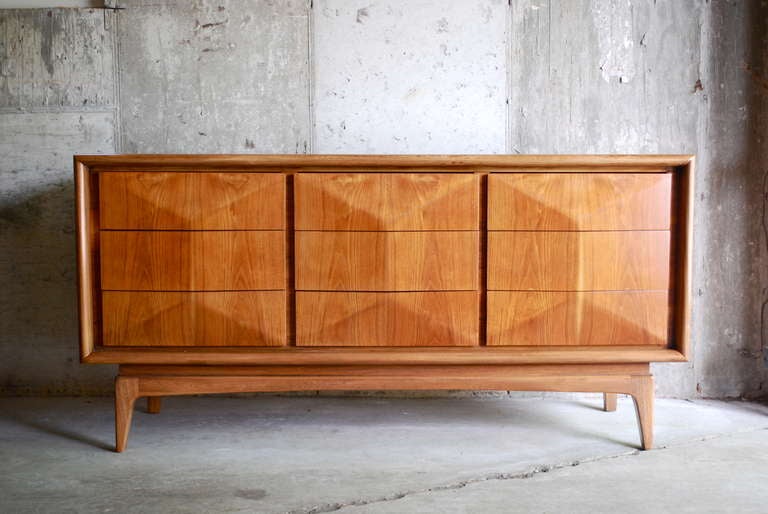 Architectural dresser in the style of Vladimir Kagan, newly refinished in a natural walnut tone allowing for the fantastic wood grain to manifest itself. Very unusual matched grain on front panels. Nine drawers provide plenty of storage.