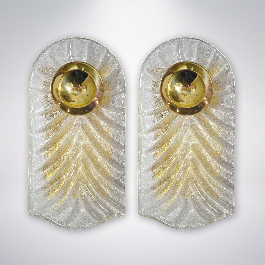 Gorgeous pair of sconces or wall lamps in the style of Barovier & Toso manufactured in Italy, circa 1950s.