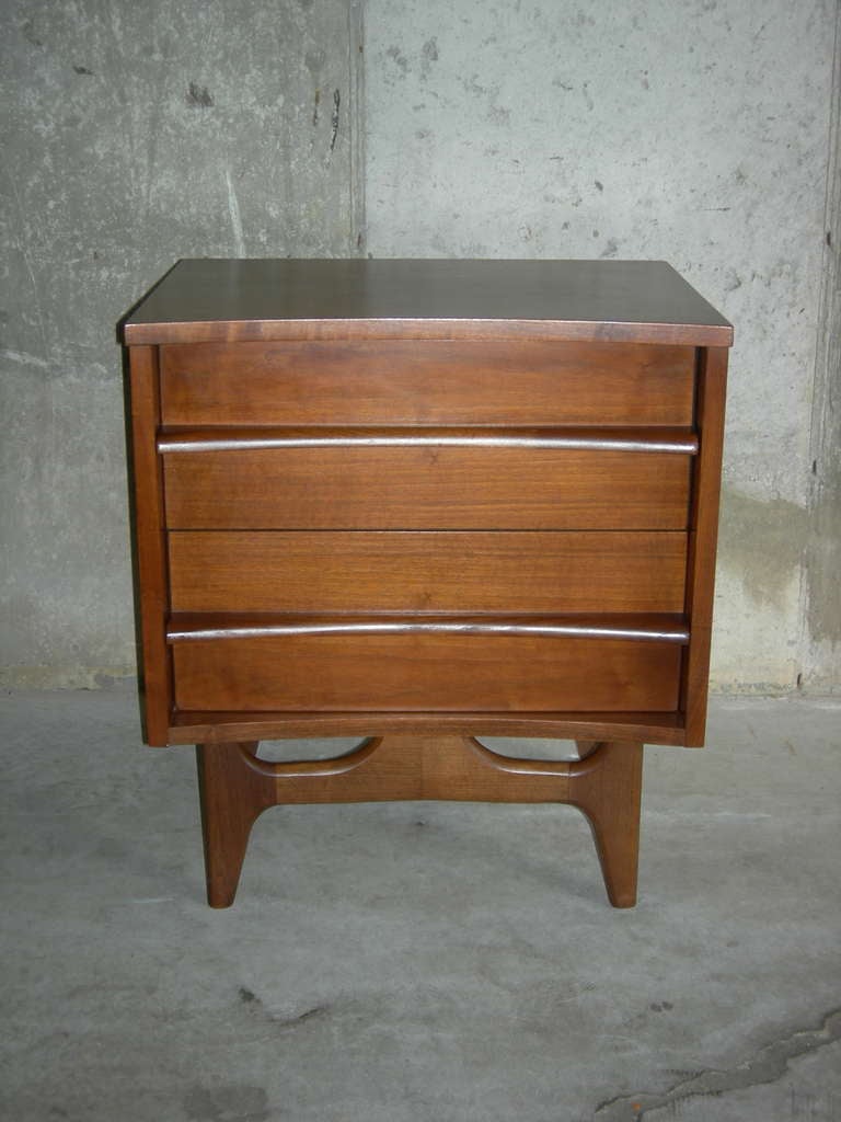 Pair of Sculptural Walnut Nightstands In Excellent Condition In New York, NY
