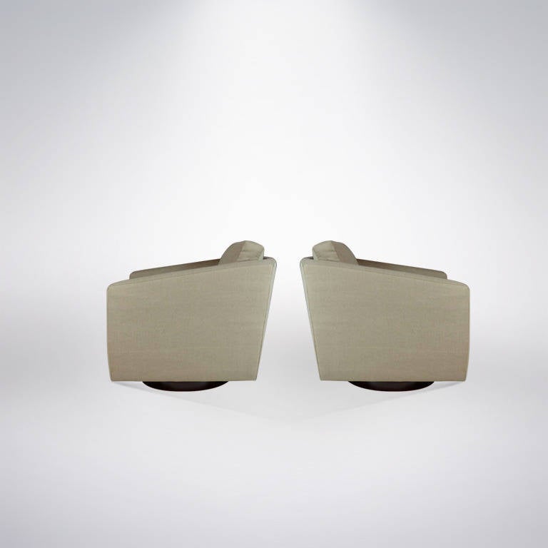 Pair of Milo Baughman Swivel Lounge Chairs In Excellent Condition In Westport, CT