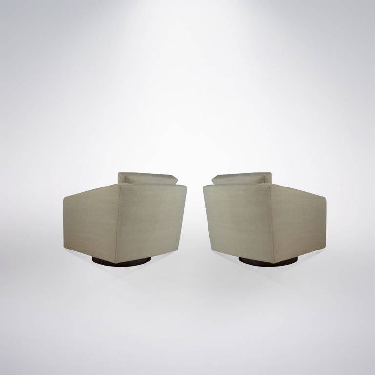 20th Century Pair of Milo Baughman Swivel Lounge Chairs