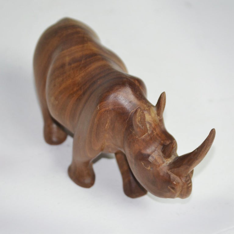 Sculpture de rhinocéros en teck des années 1950.