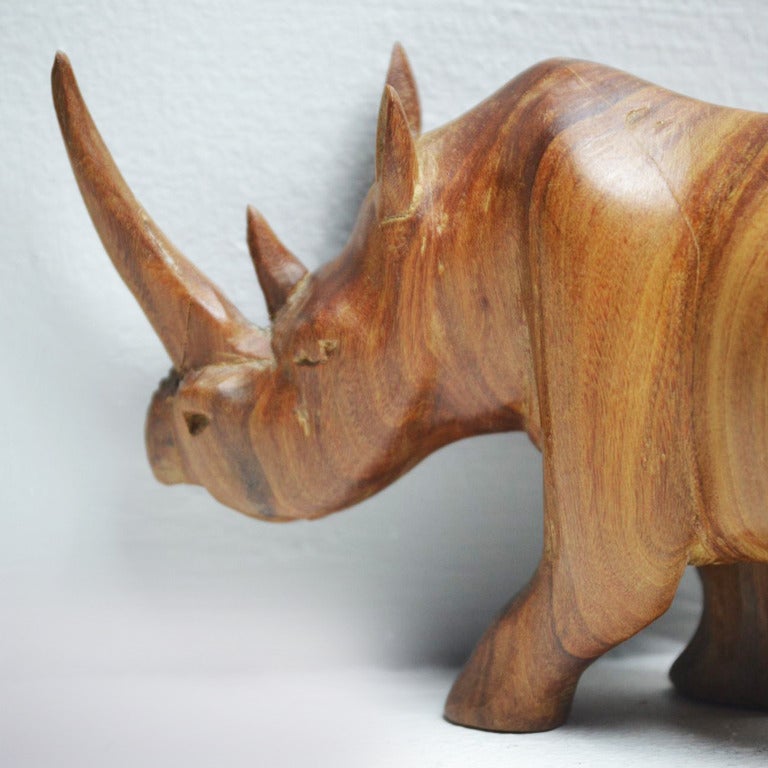 20ième siècle Sculpture de rhinocéros en teck des années 1950