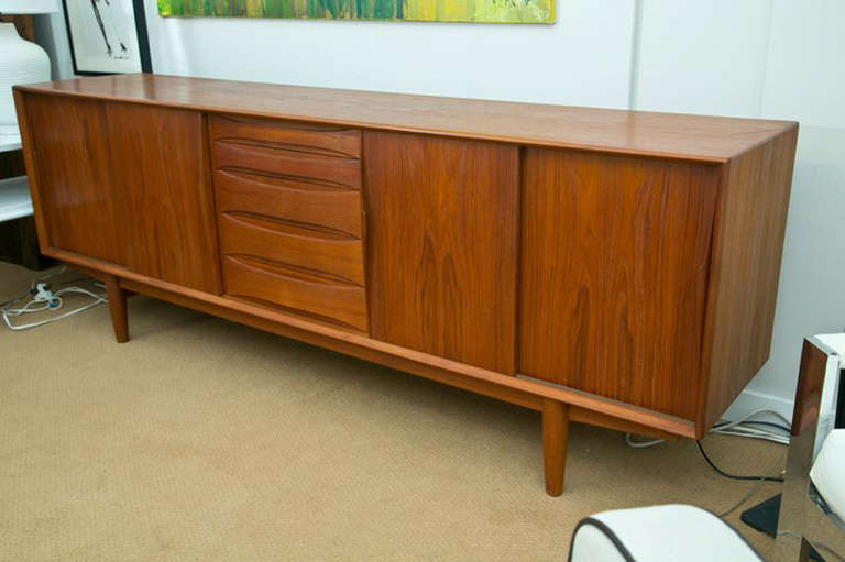 dyrlund credenza