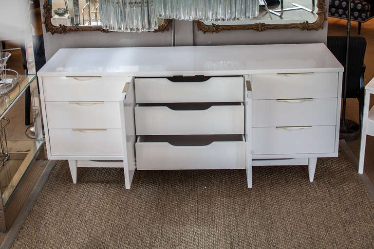 American of Martinsville White Lacquer Credenza In Excellent Condition In Wilton, CT