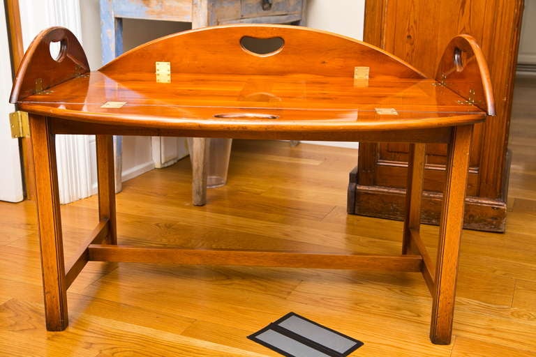 Excellent condition oval yew wood butler's tray table in all original condition. Brass hinges and removable tray.