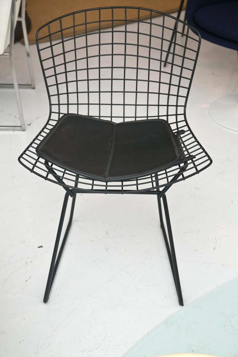 A fine set of Bertoia style dining chairs in excellent condition, including seat pads.