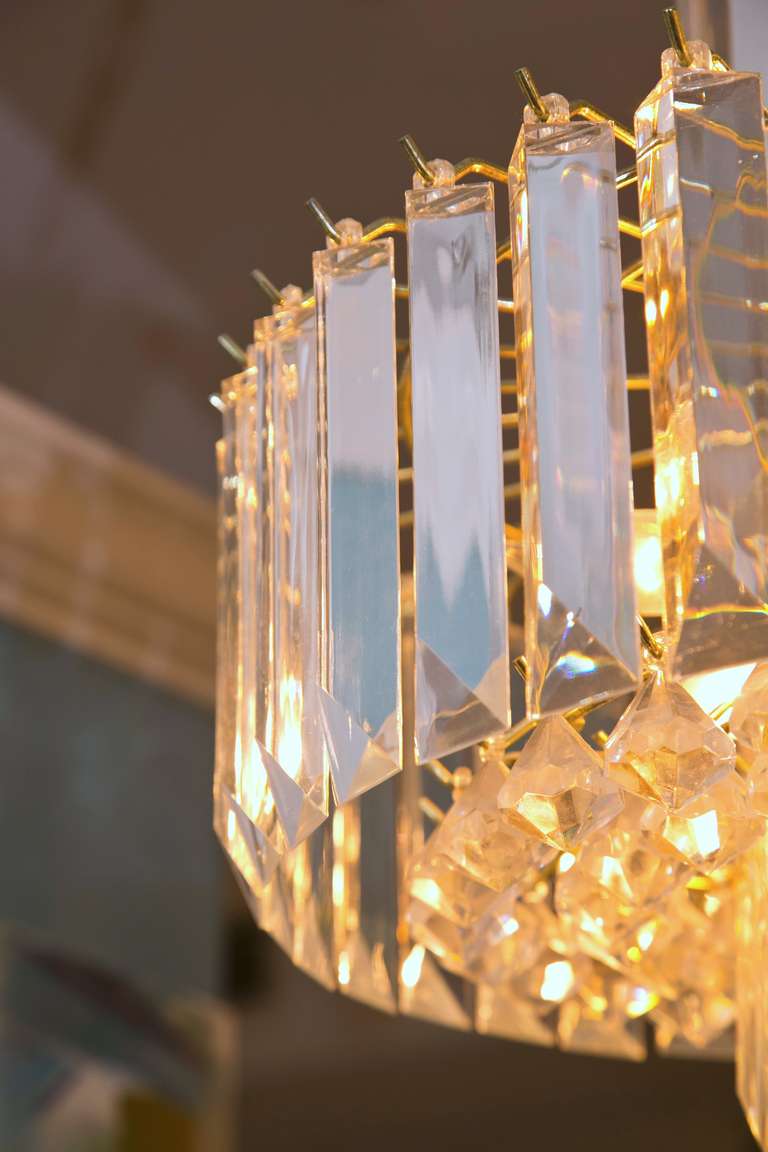 Mid-Century Tiered Lucite Chandelier In Excellent Condition In Wilton, CT