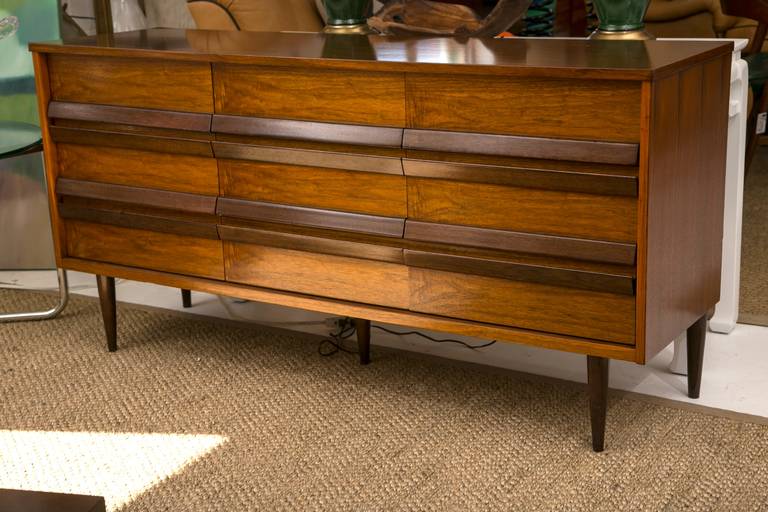 A very well-made and straight up 1960's credenza/cabinet  made by Bassett Furniture, USA. Pleasing contrast finish with light front drawer panels and darker pulls. Many possible design applications including Living Room, Foyer, or Dining.