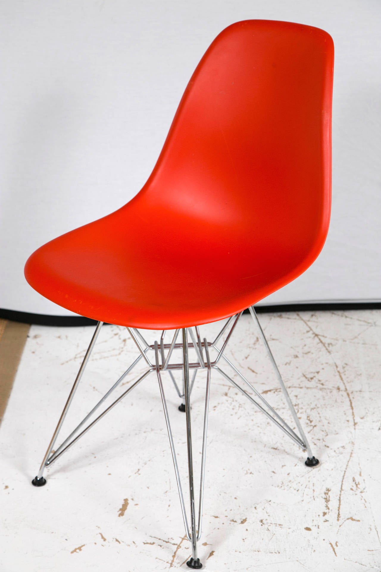 Molded Plastic Wire-Base Side Chair by Charles and Ray Eames In Good Condition In Wilton, CT