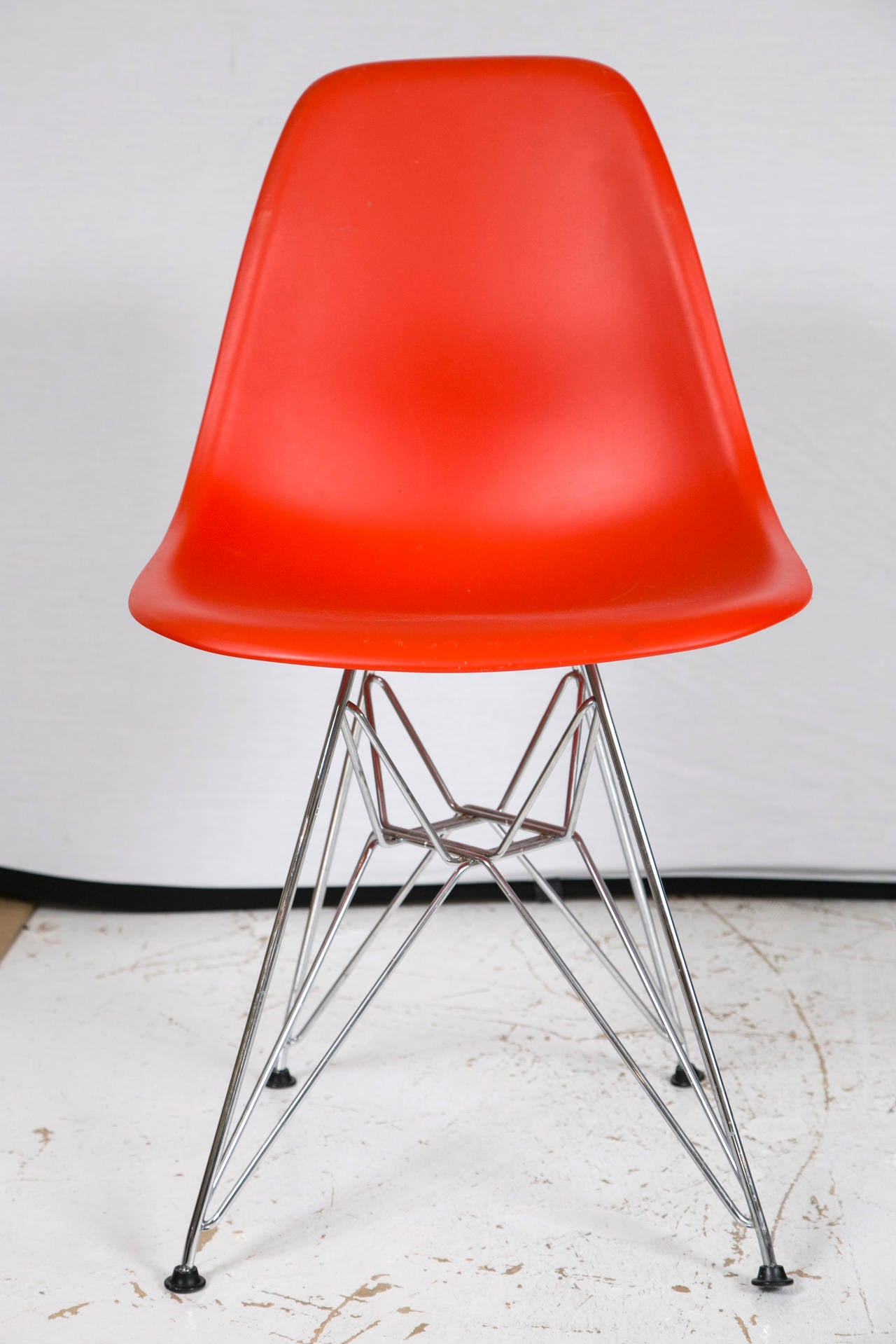 A true classic piece by the Eames team for Herman Miller. In excellent condition, perfect for a pop of color in a large space or the smallest nook. Has labels of authenticity, refer to pictures. Timeless