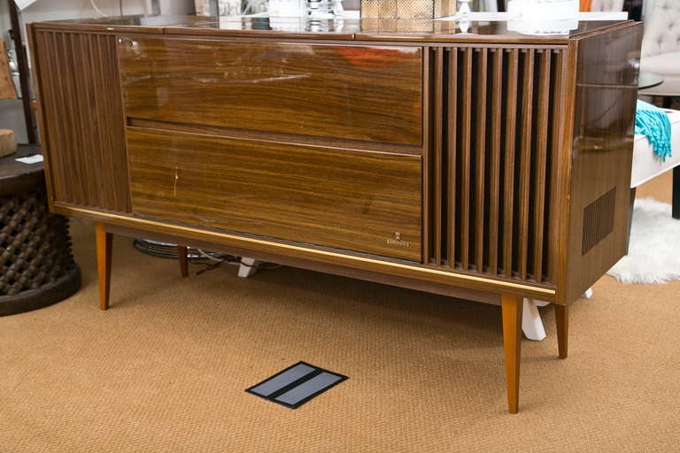 Classic faux walnut case holds all original Grundig (Germany) turntable, FM and Shortwave receiver, album storage and turntable. Works well and has great sound. A classic that needs no further description.