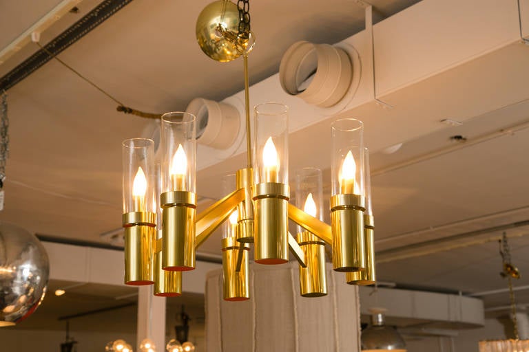 Lampadario a otto luci a uragano in ottone in ottime condizioni con faretto centrale. Molto ben realizzato da Lightolier, è un eccellente elemento di transizione.
