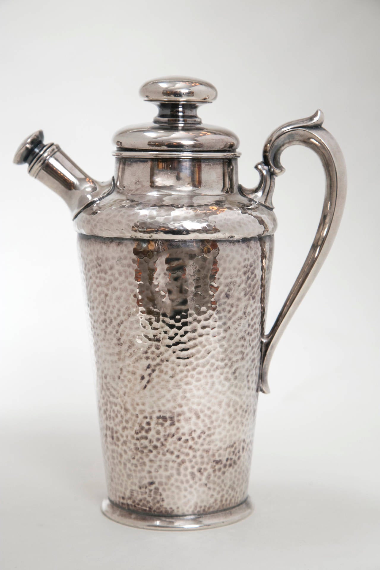 An outstanding S.P. cocktail Shaker patented 1927 by the Meriden S.P. Co., CT. Very well made with good weight and balance.