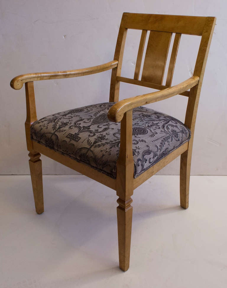 Dieser leicht überdimensionierte Sessel aus massiver Birke mit geraden Rückenlehnen und Wappen war Teil einer 