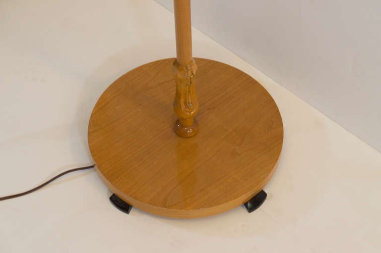 Svedese Lampada da terra moderna di metà secolo con paralumi in lino a occhiello in vendita