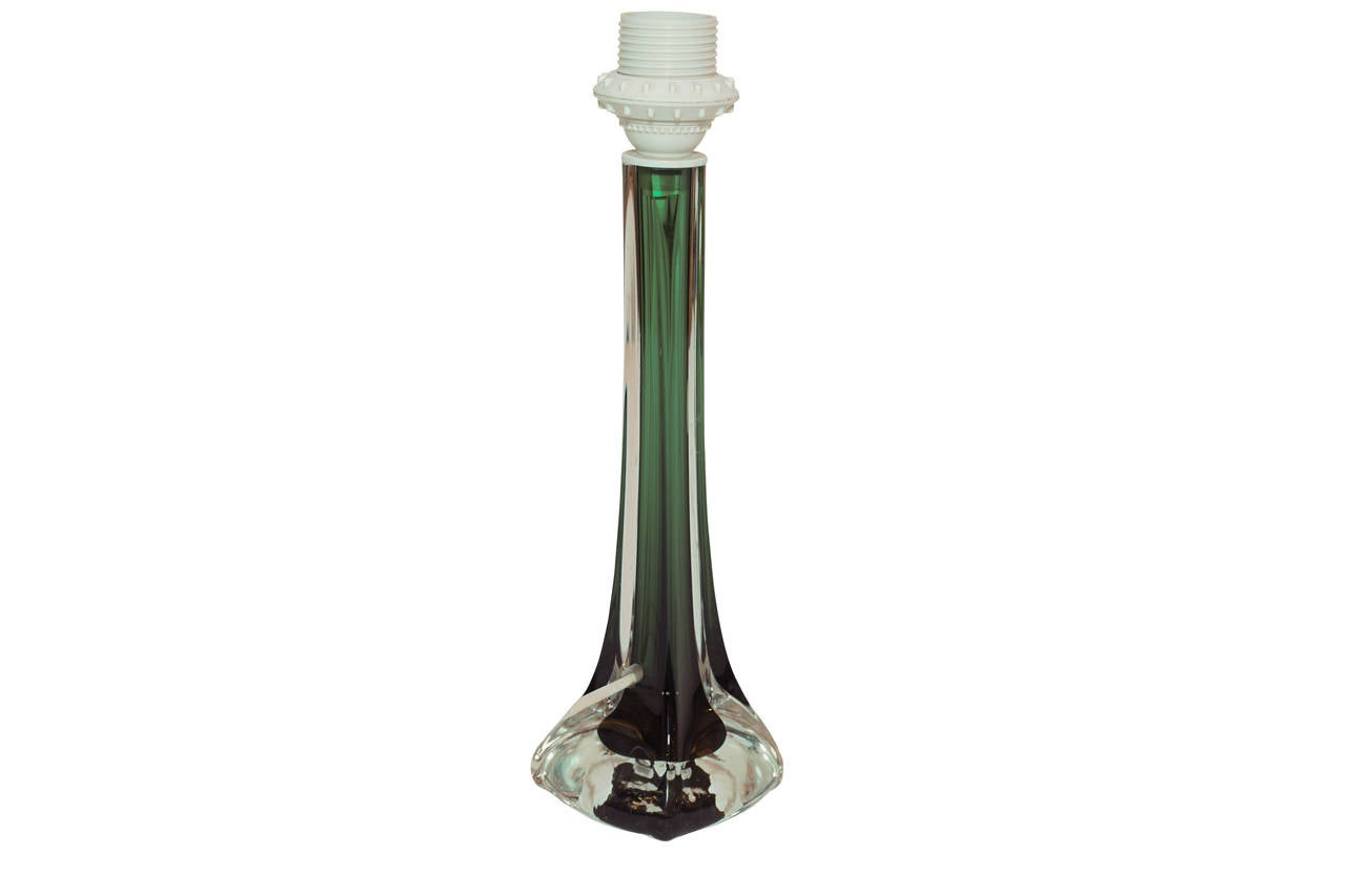 Minces et élégantes, ces lampes sont un peu différentes les unes des autres, car elles sont fabriquées à la main.  Le verre frais et vert est encastré dans du cristal clair.  Les lampes ont été récemment recâblées et sont signées.   La mesure de la