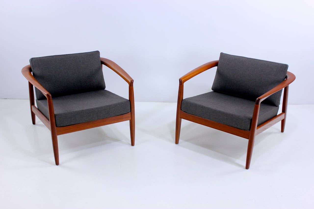 Exceptional pair of Danish modern armchairs designed by Folke Ohlsson for DUX.
Rich teak.
Breathtaking luxe style from every angle.
Beautifully formed frames with sculptural backs and slated backs.
New foam cushions, upholstered in highest
