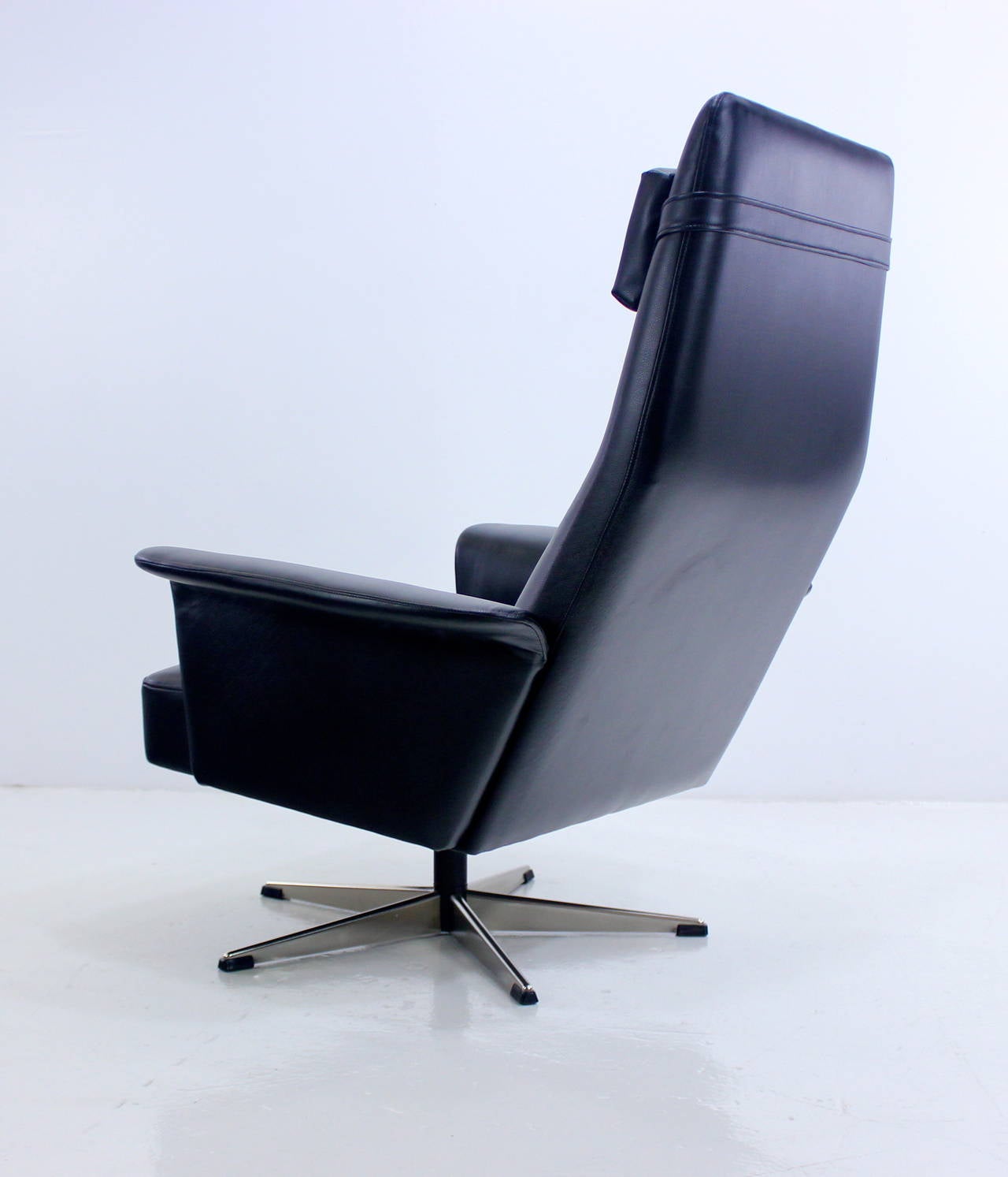 Distinctive Danish Modern Executive Chair In Excellent Condition For Sale In Portland, OR