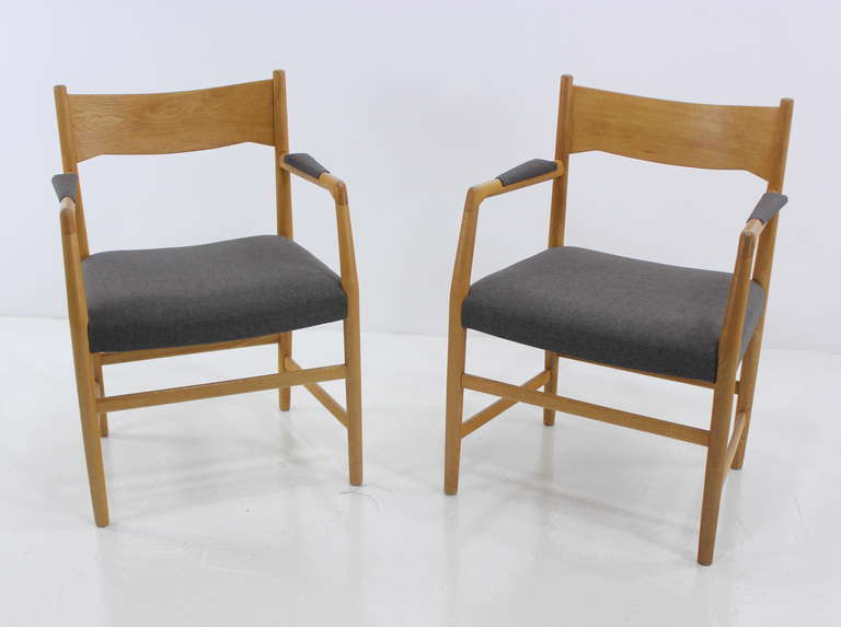Scandinavian Modern Pair of Danish Modern Oak Side Chairs Designed by Hans Wegner For Sale